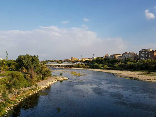 El Río Ebro: La Serpiente Plateada que Cruza la Ciudad