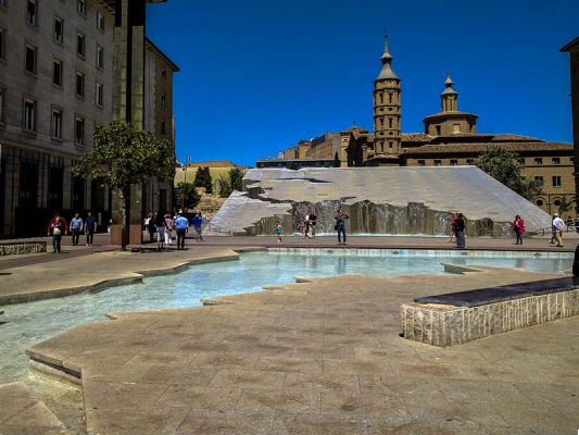 La Plaza del Pilar: El Corazón que Nunca Duerme